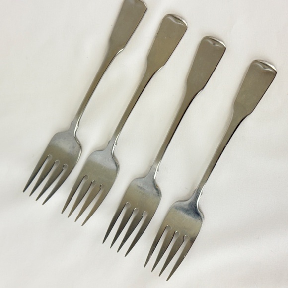 Amazon.com: Oneida Dover Fine Flatware Salad Forks, Set of 4  Oneida Sandhurst Stainless Steel Flatware Set Of 4 Salad Forks